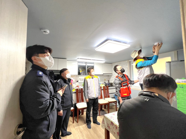 치매노인 대상 「원격 자동화재 알림시스템」 설치 봉사활동 모습