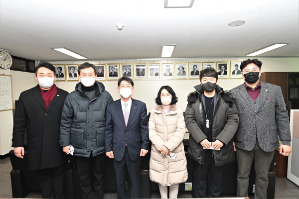 16일 대덕구의회 의장실에서 열린 사회복지시설 간담회에 참석한 구의회 의원들과 사회복지시설 관계자들이 기념촬영