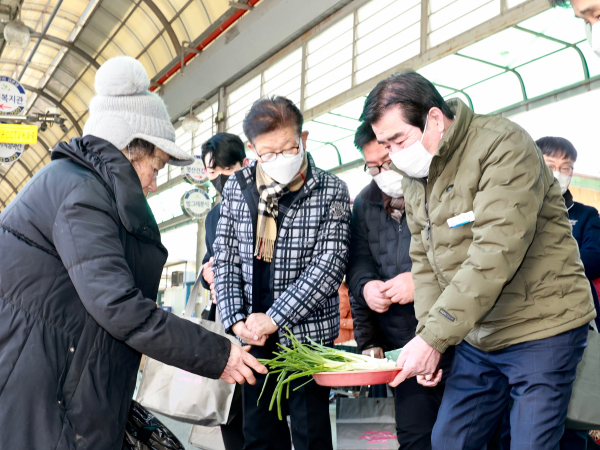 김동일 보령시장, 설 명절 맞이해 전통시장 방문 모습