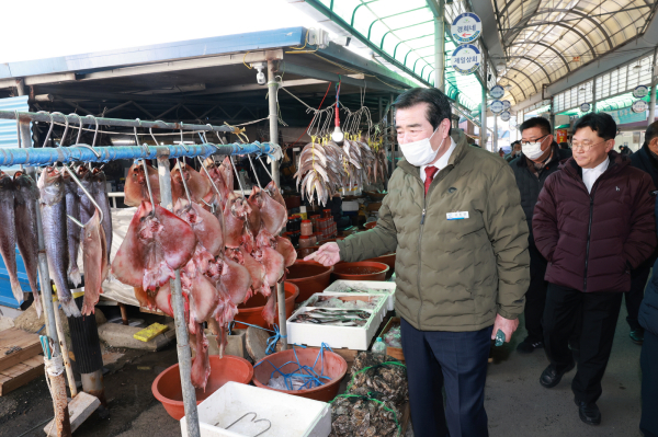 김동일 보령시장, 설 명절 맞이해 전통시장 방문 모습