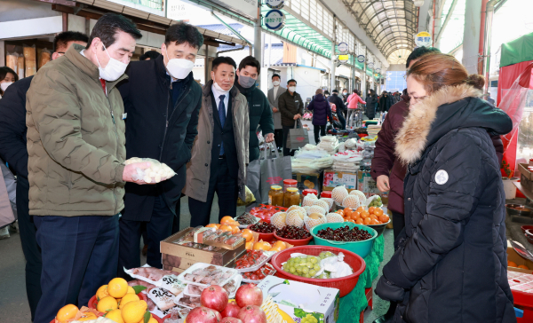 김동일 보령시장, 설 명절 맞이해 전통시장 방문 모습