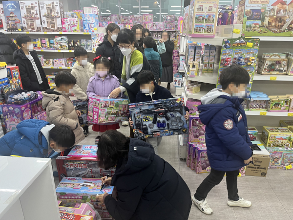 1천만 원 상당의 장난감을 관내 취약 아동들에게 정을 선물하는‘장난감 고르기’행사를 진행했다