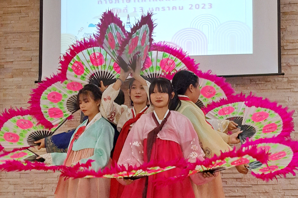 태국 명문 고교 대상 ‘한국어 캠프’ 진행 (부채춤 공연 모습)