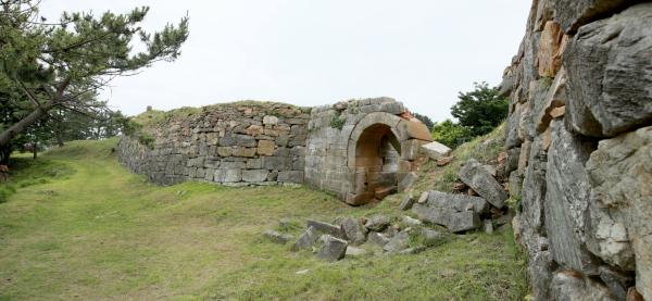 안흥진성 동문.