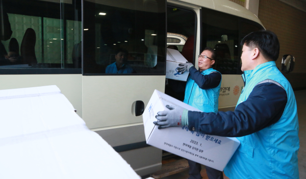 현대제철, 설명절나눔활동,임직원들이 선물상자를 드라이브스루를 통해 전달하고 있다