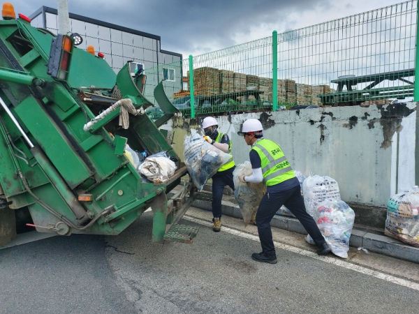 쓰레기 수거 대책 - 환경미화원 쓰레기 수거 작업 관련 자료사진