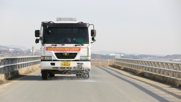 가축전염병 방지를 위해 방역하는 모습