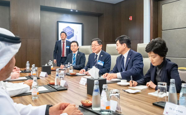 원희룡 국토교통부장관과 함께 팔라 알 아바비(H.E. Falah Al Ahbabi) 아부다비 도시교통부장관과 면담을 갖고 있다.