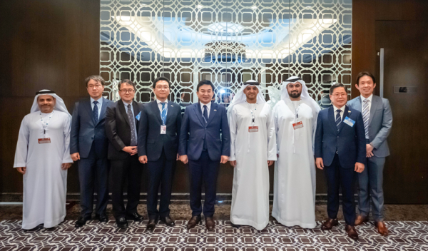 면담 후 사진 촬영(오른쪽 두 번째가 조용돈 사장)