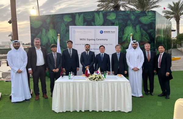 MOU 체결 후 기념촬영(오른쪽 다섯 번째가 조용돈 사장)