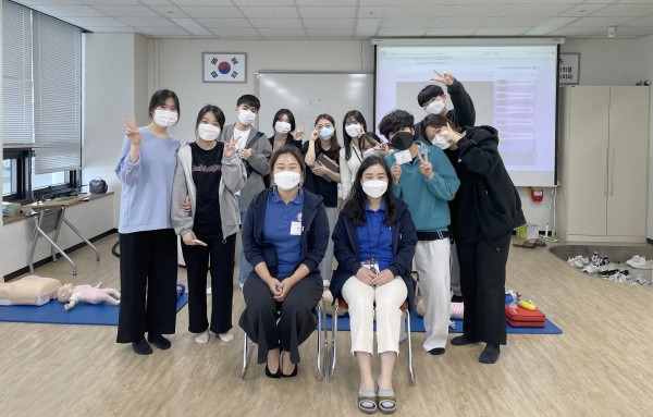 백석대 KBLS TS의 교육 후 교육 참가자들과 강사들이 기념촬영을 하고 있다.(앞줄 왼쪽부터 백석대 응급구조학과 한송이 교수, 지현경 교수)