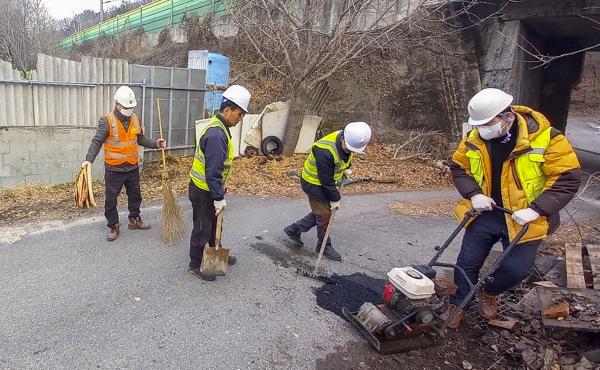 귀성객들이 안전한 도로를 이용할 수 있도록 대덕구 자체 점검반이 파손된 도로를 정비하고 있다