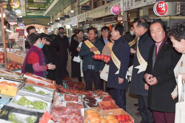 설 명절 맞아 물가안정 캠페인 전개 (김태흠 도지사와 최원철 공주시장 동참 모습)