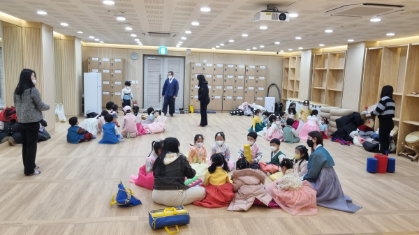 폴리어학원 전통예절 체험 모습