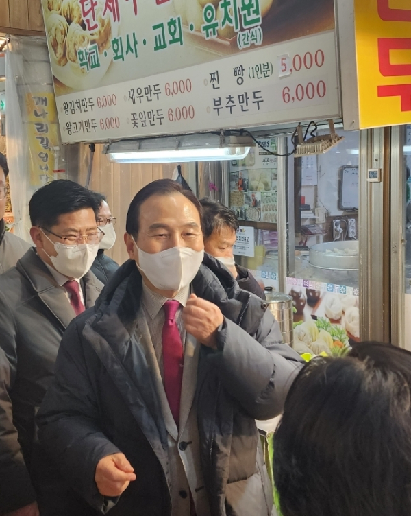 천안중앙시장을 방문한 박상돈 천안시장(왼쪽 두 번째)과 정도희 천안시의장(왼쪽 첫 번째)/사진 박동혁 기자