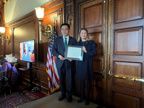 ‘22.12월 엘렌박 의원에 감사패 전달하는 김춘진 사장 * 김춘진 한국농수산식품유통공사 사장(좌측), 엘렌 박 뉴저지주 하원의원(우측)