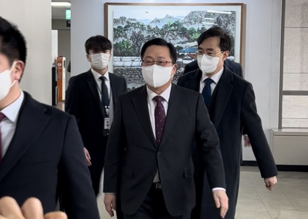 19일 법정에 들어가는 이장우 대전시장