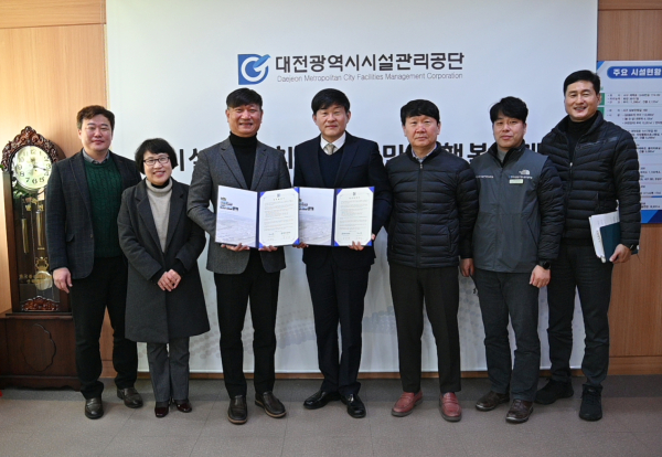 대전시설관리공단과 노사발전재단 충청지사가 27일 업무협약을 체결하고 기념촬영/ * 공단 임재남 이사장(왼쪽에서 네 번째)과 노사발전재단 충청지사 안효식 지사장(왼쪽에서 세 번째)