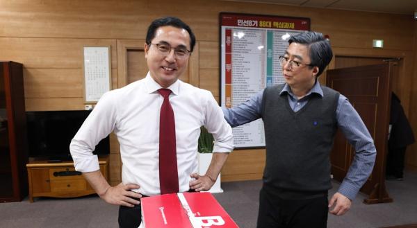 박희조 동구청장이 박스테이프를 떼며 탄소중립 실천에 동참하고 있다.