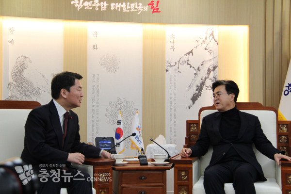 안 의원과 김 지사가 화기애애한 분위기로 차담을 갖고있다/사진 권상재 기자