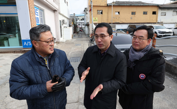 박희조 동구청장(사진 가운데)이 28일 정동 쪽방촌을 찾아 조부활 대전쪽방상담소 소장(사진 맨 왼쪽)과 이제만 중앙동장(사진 맨 오른쪽)으로부터 한파에 따른 쪽방촌 상황에 대해 이야기 나누고 있다.