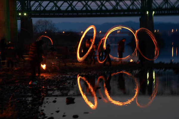 지난 2019년 2월 16일 개최된 ‘제23회 신탄진대보름쥐불놀이 축제’에 참여한 시민들이 쥐불놀이를 하고 있다.