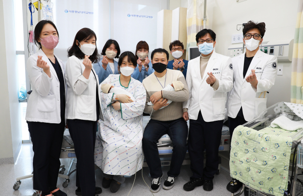 사진 있음 (사진 앞줄 왼쪽부터 산부인과 정예원 교수, 송수연 교수, 쌍둥이 아기 부모, 산부인과 유헌종 과장, 소아청소년과 이병국 교수)