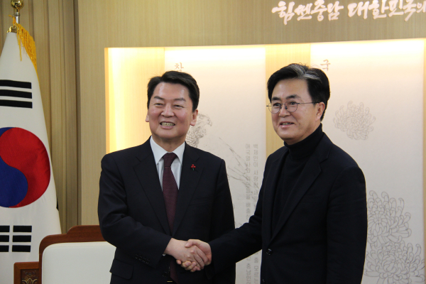 국민의힘 당권주자 안철수 국회의원과 김태흠 충남지사가 27일 오후 충남도청에서 차담을 가졌다/사진 권상재 기자