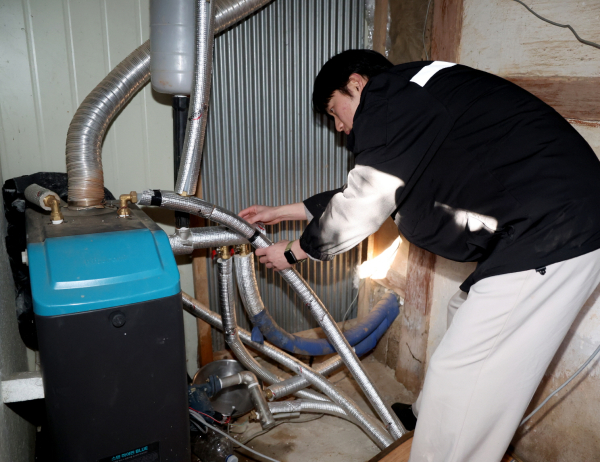 남면의 한 취약가구를 점검 중인 공직자(1월 30일).