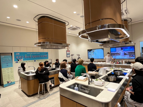 31일 대전신세계 아카데미에서 ‘청소년 징검다리 프로젝트’ 중 자취요리만들기 실습 진행 모습