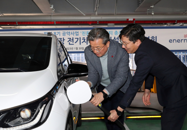 지난 30일 죽동 공영주차장에서 정용래 유성구청장(왼쪽)이 설치된 전기차 충전시설 체험 모습