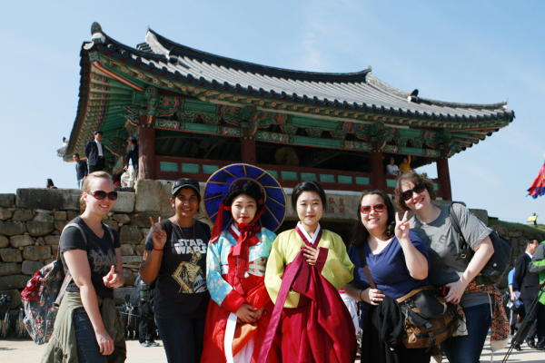 해미읍성축제에서 외국인 관광객들이 축제를 즐기는 모습