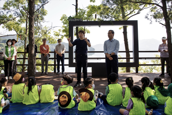 지난해 9월 17일 명상정원 일원에서 열린 새 둥지 설치 행사에 참여한 박희조 동구청장이 수어통역사와 함께 인사말 모습
