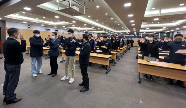 국가철도공단 충청본부와 협력사 관계자들이 2일 공단 대회의실에서 ‘2023년 안전결의대회’를 시행하고 기념촬영