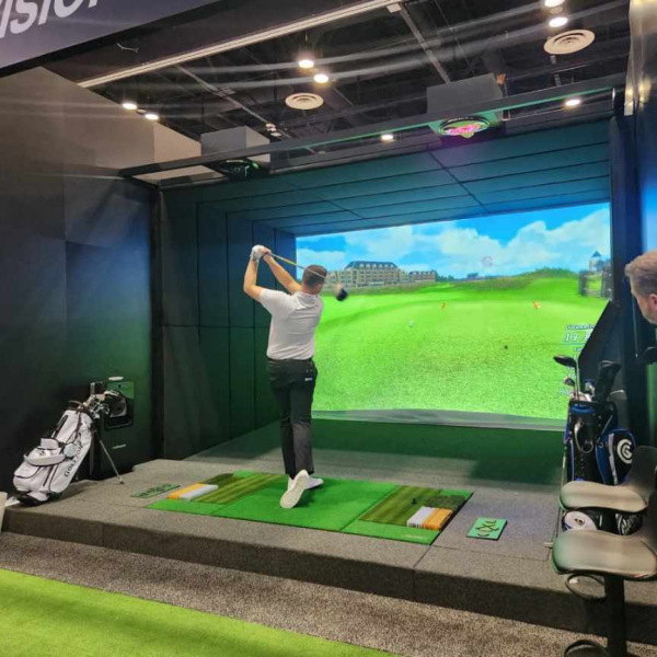 2023 PGA쇼에 참가한 관람객이 골프존 제품을 체험하고 있는 모습.