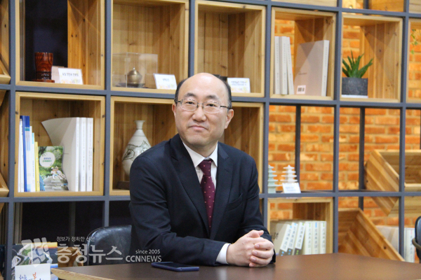 김기영 행정부지사가 도청 프레스센터에서 포부를 밝히고 있다/사진 권상재 기자