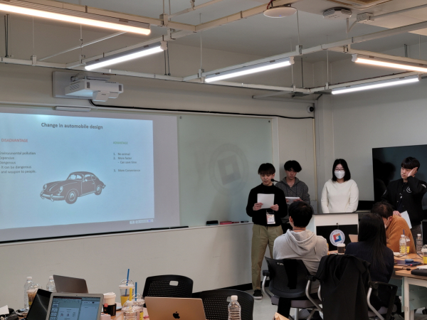 이와테대 교류단이 한밭대를 방문해 국제캡스톤디자인 최종 발표회를 통해 수행과제를 발표하고 있다.