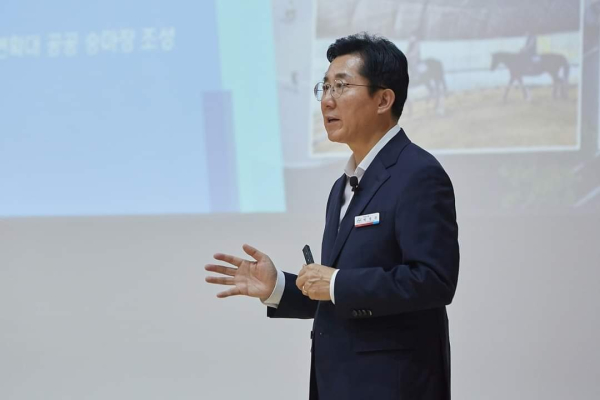 열린 간담회에서 아산 시정 비전을 공유하는 박경귀 아산시장