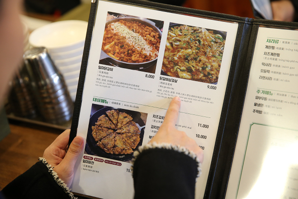 지난 6일 오후 대전 서구 도안동에 있는 음식점 일미닭갈비파전에서 중국인 유학생 등이 외국어 메뉴판에 중국어로 적힌 메뉴설명을 보고 있다.