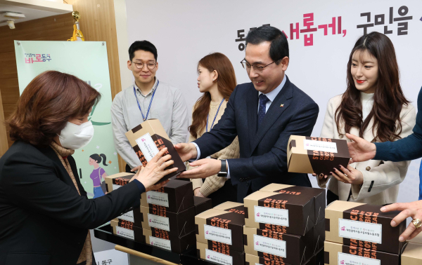 박희조 동구청장이 8일 확대간부회의가 끝난 뒤 간부 공무원들에게 텀블러를 나눠 주고 있다.