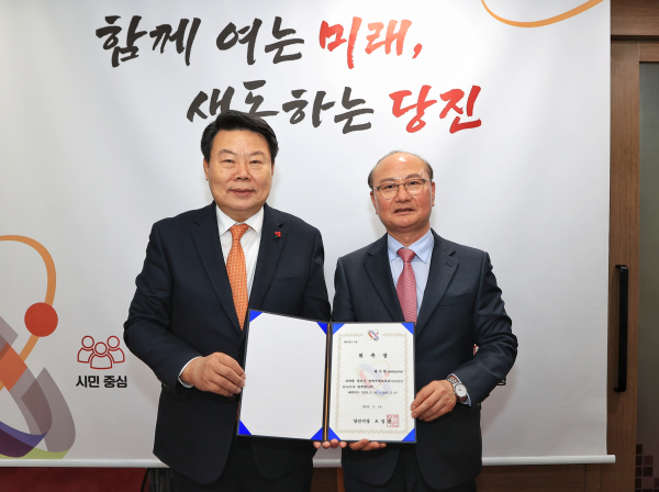 정책특별보좌관 위촉식 사진(왼쪽부터 오성환 당진시장 채수현 보좌관)