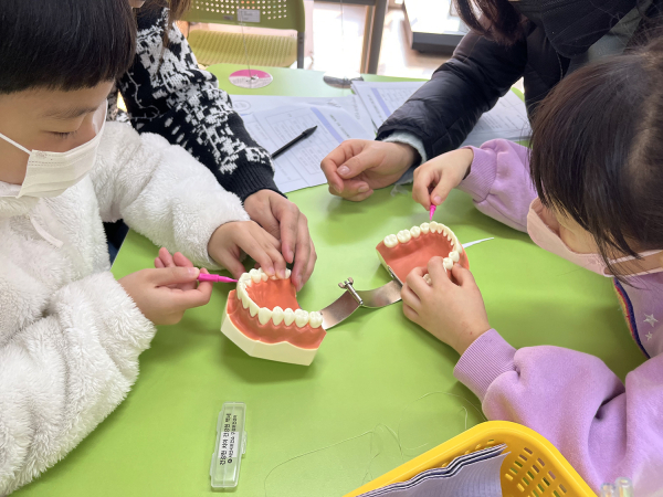 2023년 겨울방학 가족 구강건강 캠프 모습(칫솔질교육)