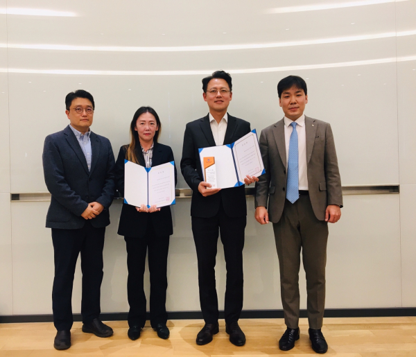 ㈜에프앤자산평가 관계자 공로상 수여 후 기념촬영 모습(왼쪽부터 경영공학과 신현준 교수, Fn자산평가 홍정식 평가본부장, Fn자산평가 전영묵 대표이사, 경영공학과 유재필 교수)