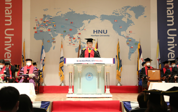 10일 한남대학교 제61회 전기 학위수여식에서 이광섭 총장이 졸업권설을 하고 있다.