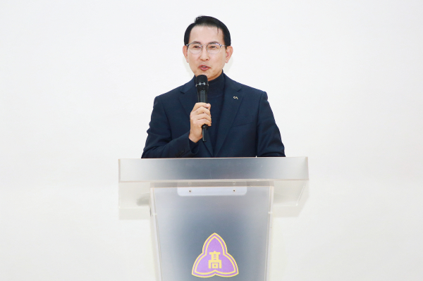 이완섭 서산시장이 서산여고 제66회 졸업식에서 졸업을 축하했다