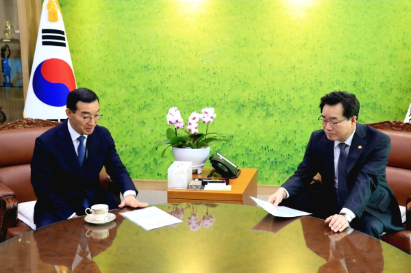 김광신 중구청장(왼쪽)은 10일 세종정부청사 농림축산식품부 정황근 장관(오른쪽)을 만나 도시형 스마트팜 관련 규제에 대한 개선을 요청했다.