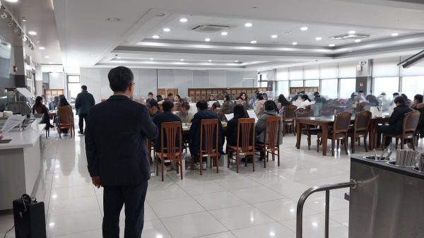 지난 9일 교내에서 학생 진로지도와 전공별 진로·취업지원 활성화를 위한 학과 조교 간담회를 개최하고 박정호 대학일자리본부장이 인사말을 하고 있다