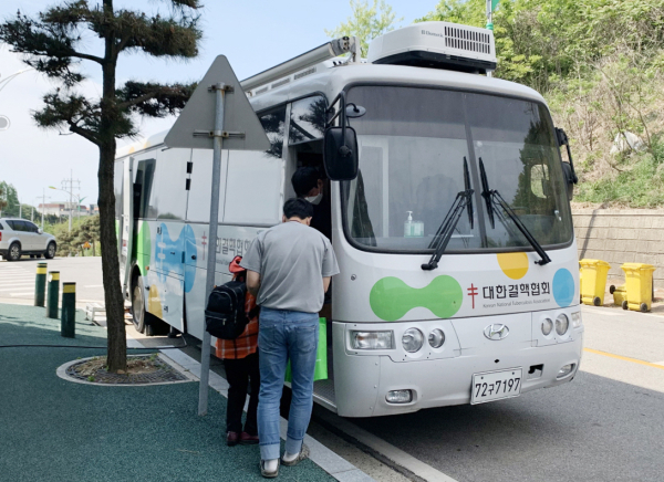 대한결핵협회 이동검진 차량 모습.