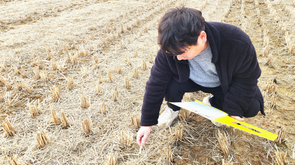 지난해 천수만 생태계서비스지불제 계약사업 이행 여부를 점검 중인 직원들
