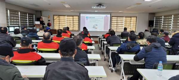 14일 서산시 산림조합에서 열린 산림공원과 기간제 근로자 50여 명 대상 중대재해예방 및 산업안전 교육 모습